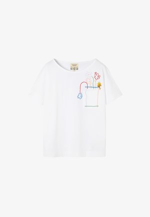 Biele tričko s krátkymi rukávmi s farebnou vyšívanou kvetinovou výšivkou a malou žltou animovanou postavičkou sediacou na nakreslenom obryse kvetináča na hrudi.