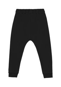 Czarne spodnie dresowe dla małego dziecka z elastycznym pasem i ściągaczami na końcach nogawek, na białym tle.