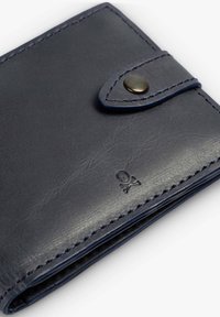 Marine leren portemonnee met een drukknoopsluiting, voorzien van zichtbare stiksels en een gegraveerd schedellogo. Gladde textuur met een strakke afwerking.