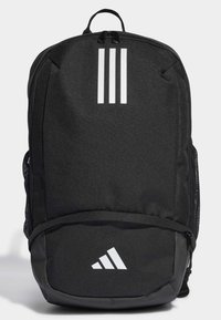 Schwarzer Rucksack mit grauen Akzenten, ausgestattet mit drei weißen Streifen oben, einem weißen Logo unten und Netzseitentaschen. Verstellbare Riemen.