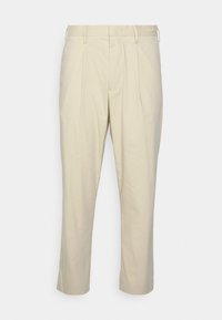 Pantaloni beige realizzati in tessuto leggero, con design a gamba dritta, pieghe frontali e una texture liscia.