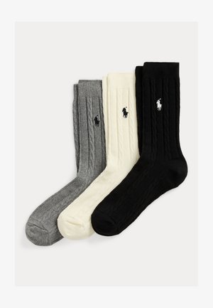 Tre par ribbstickade strumpor i grått, gräddvitt och svart, var och en med en liten broderad polo-spelarlogo på sidan.