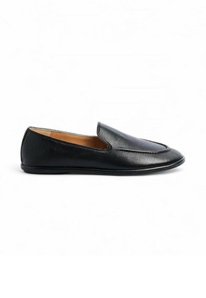 Čierne kožené slip-on mokasíny so zaoblenou špičkou a nízkou plochou podrážkou zobrazené z profilu na bielom pozadí.