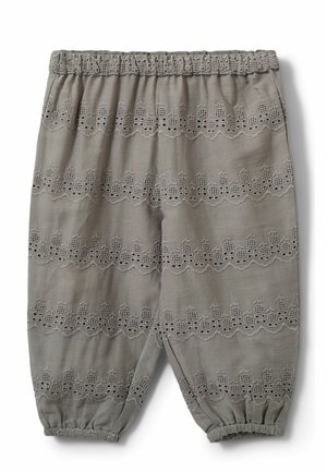 Svetlo sive široke hlače z elastičnim pasom in manšetami, okrašene z zapletenimi vezenimi čipkastimi poudarki v vodoravnih pasovih.