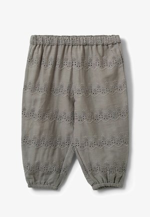 Pantalones gris claro, holgados, con cintura y puños elásticos, con detalles intrincados de encaje bordado en bandas horizontales.