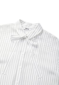 Weißes Hemd mit knöpfen, dünnen vertikalen grauen Streifen, einem Kragen mit Krawattendetail und sauberem Saum. Weicher Stoff mit strukturiertem Aussehen.