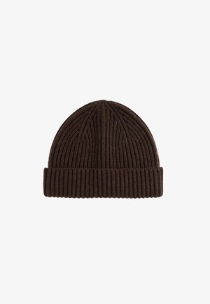 Bruine gebreide beanie met verticale ribbelstructuur en omgeslagen zoom. Gemaakt van zacht materiaal, met een rond ontwerp aan de bovenkant.