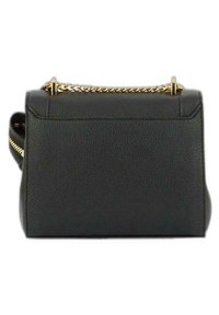 Sac à main en cuir noir avec une forme structurée, une surface texturée et une bandoulière en chaîne dorée. Présente des compartiments à double fermeture éclair et un design minimaliste.