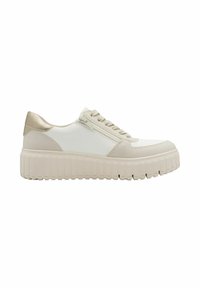 Baskets lacées blanches et beiges avec une semelle épaisse et striée, un accent métallique au talon et une fermeture éclair sur le côté pour un enfilage facile. Cuir lisse et texturé.