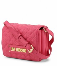 Růžová prošívaná kabelka z umělé kůže přes tělo s nastavitelním popruhem a zlatými doplňky, na přední straně s plaketou "LOVE MOSCHINO".