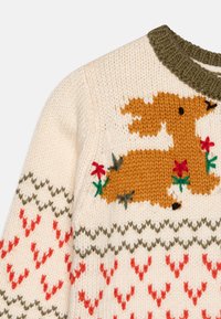 Πλεκτό πουλόβερ σε κρέμα χρώμα με σχέδιο τάρανδου σε καφέ. Διαθέτει λουλουδάτη κεντημένη διακόσμηση σε κόκκινο και πράσινο. Γκρίζος ριχτός γιακάς. Οριζό�ντια μοτίβα.