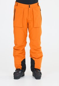 Orange wasserdichte Skihosen mit lockerer Passform, ausgestattet mit zwei Seitentaschen, schwarzen Akzenten an den Bündchen und einem sicheren Knopfverschluss.