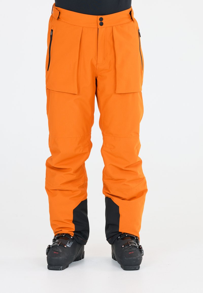 Orange wasserdichte Skihosen mit lockerer Passform, ausgestattet mit zwei Seitentaschen, schwarzen Akzenten an den Bündchen und einem sicheren Knopfverschluss.
