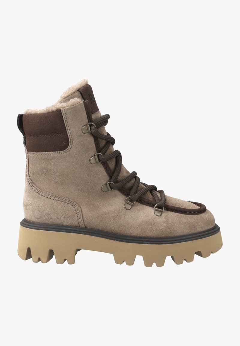 Bottines en suède beige avec des accents marron, bout rond et semelle en caoutchouc épaisse. Présente des œillets en métal et des lacets pour un ajustement sécurisé. Doublure en polaire visible.
