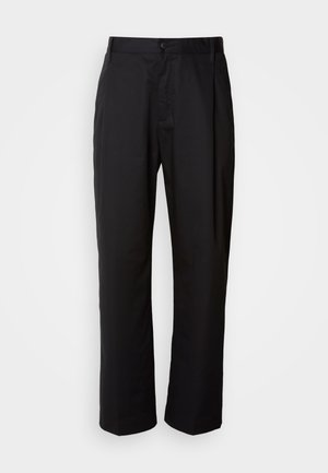 Mustat suorat housut, jotka on valmistettu kevyestä kankaasta. Varustettu edessä nappikiinnityksellä ja kahdella sivutaskulla; sileä pinta.