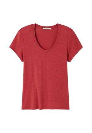 Camiseta roja de manga corta con cuello redondo, confeccionada en tejido ligero y texturizado. Presenta un ajuste cómodo y un diseño casual.