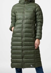 Grüne Steppjacke mit Kapuze, gestepptem Design, Seitentaschen und Logo auf der Brust. Reißverschluss und verlängerte Länge.