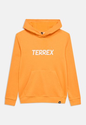 Hellorange Kapuzenpullover mit Fronttasche und weißem "TERREX"-Logo mittig auf der Brust, dargestellt vor einfachem Hintergrund.
