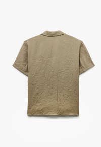 Kortærmet skjorte i et krøllet khaki-stof, med et minimalistisk design, lige kant og krave. Bagfra ses tekstur og farve.