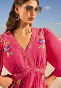 Love & Roses REGULAR FIT - EMBROIDERED V-NECK SLEEVE MIDI - Maksi suknelė - pink floral
