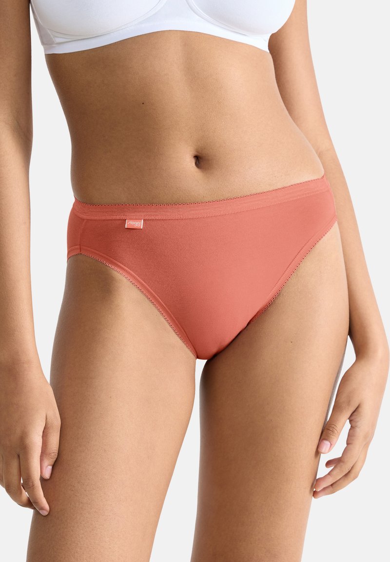 Koraalachtige hipsterondergoed gemaakt van een gladde stof met een naadloze uitstraling. Kenmerkt zich door een klein logotagg en subtiele stikselaccenten langs de randen.