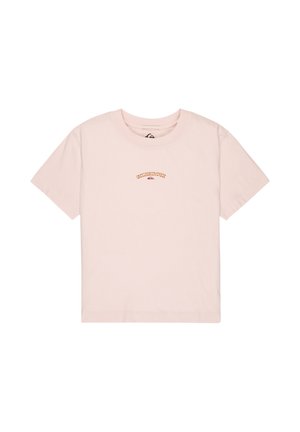 Jasnoróżowy T-shirt z krótkim rękawem, z małym pomarańczowym napisem "Quiksilver" i symbolem fali górskiej umieszczonym na środku klatki piersiowej.