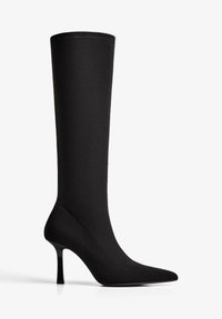 Czarne kozaki do kolan na szpilce z ostrym noskiem i smukłym obcasem, gładka tkanina, profil boczny na białym tle.