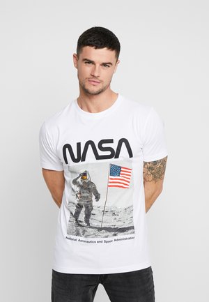 Weißes Baumwoll-T-Shirt mit einem NASA-Motiv, einem Astronauten auf dem Mond und einer amerikanischen Flagge. Fetter schwarzer "NASA"-Text über dem Bild.