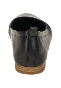Ballerine in pelle nera con punta arrotondata, tacco basso, superficie liscia e linguetta posteriore per una facile calzata, dotate di suola naturale.