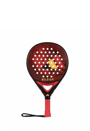 Racchetta da padel rossa e nera con faccia forata, ritaglio triangolare, cinturino per il polso e design ispirato alla bandiera del Belgio sulla superficie.