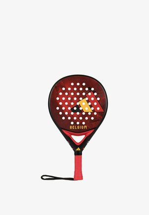 Roter und schwarzer Padel-Schläger mit perforiertem Schlagblatt, dreieckigem Ausschnitt, Handgelenkband und einem Design auf der Oberfläche, das von der belgischen Flagge inspiriert ist.
