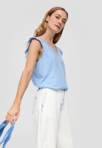 s.Oliver MIT VOLANTS - T-shirt basic - himmelblau
