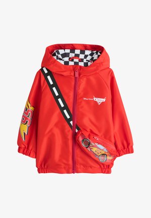 Rød børnejakke med hætte, lynlås foran, sort og hvid ternet for, Lightning McQueen bilgrafik lomme og nummer 95 på ærmet.