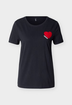 T-shirt nera a maniche corte con scollo rotondo, con un cuore rosso e la parola "AMOUR" sul lato sinistro del petto.