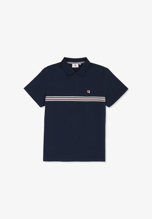 Polo a maniche corte di colore blu navy con abbottonatura a tre bottoni, strisce orizzontali bianche e rosse, e un piccolo logo Fila sul petto.