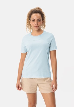 Hellblaues T-Shirt mit kurzen Ärmeln aus weichem Stoff, mit rundem Ausschnitt und dezentem Logo-Detail auf der oberen Vorderseite.