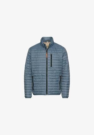 Lysblå dunjakke med lynlås foran, stående krave og to lynlåslommer på siden. Har vandret søm og brune hardware-detaljer.