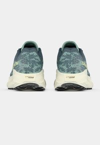 Αθλητικά παπούτσια Salomon με ανώτερο μέρος από αναπνεύσιμο πλέγμα σε τιρκουάζ χρώμα με υφή, λευκή ενδιάμεση σόλα και μαύρη λαστιχένια εξωτερική σόλα για καλύτερη πρόσφυση.