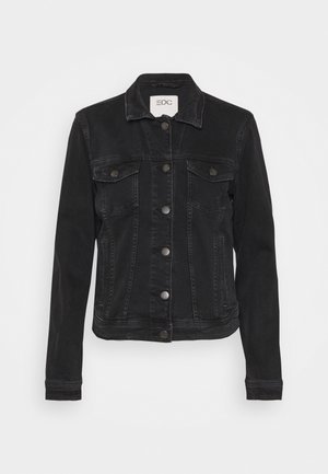 Veste en denim noir à manches longues, boutonnée à l'avant, avec deux poches poitrine à rabats et des poches latérales, présentée sur un fond blanc.