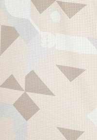 Textil con un patrón geométrico que presenta triángulos en tonos beige claros y oscuros, gris suave y azul claro sobre un fondo de tela texturizada.