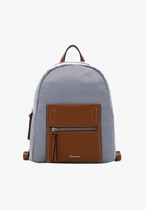 Pelēks neilona mugursoma ar brūnu ādas priekšējo kabatu, rāvējslēdzēju un augšējo rokturi. Iezīmējas ar baltu diegu un regulējamiem siksnām.