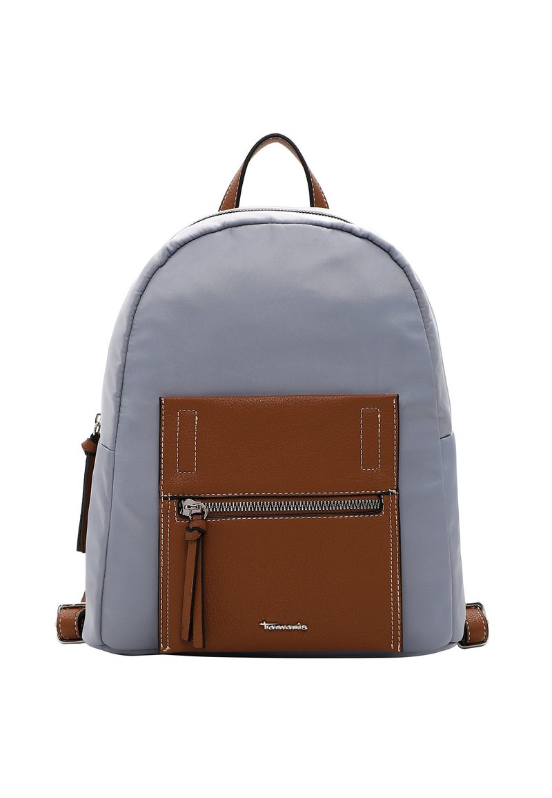 Sac à dos en nylon gris avec une poche avant en cuir marron, fermeture éclair et une poignée sur le dessus. Présente des coutures blanches et des bretelles réglables.