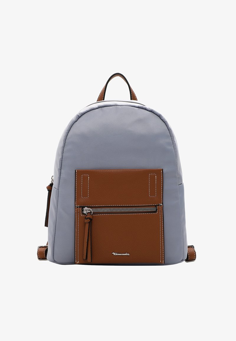 Sac à dos en nylon gris avec une poche avant en cuir marron, fermeture éclair et une poignée sur le dessus. Présente des coutures blanches et des bretelles réglables.