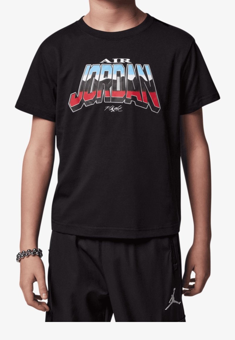 Czarna bawełniana koszulka z krótkim rękawem, z dużą grafiką "AIR JORDAN" w kolorze czerwonym i niebieskim oraz okrągłym dekoltem. W komplecie z czarnymi szortami.
