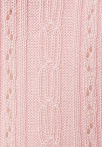 Tecido de malha rosa com uma mistura de padrões de cabos e detalhes de trabalho aberto, apresentando uma textura suave e um design delicado e leve.