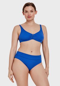 Set di bikini blu composto da un top bralette arricciato con spalline larghe e un slip a vita alta; realizzato in un tessuto stretch testurizzato.