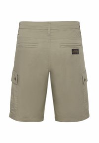 Vaaleanruskeat cargo-shorts, joissa on useita sivu- ja takataskuja, valmistettu kevyestä kankaasta. Ominaisuuksiin kuuluuvat ompeluyksityiskohdat ja merkkiheijastin vyötäröllä.