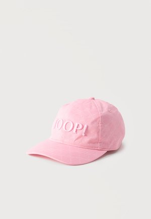 Rosa baseballcaps med brodert "JOOP!"-tekst og subtilt mønster, vist mot en ensfarget hvit bakgrunn.