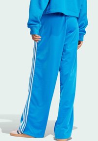 adidas Originals FIREBIRD LOOSE TRACK - Trainingsbroek - blue bird