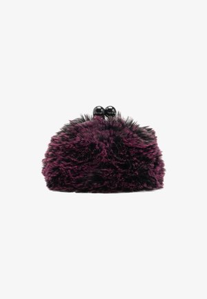 Mała torebka z fioletowym i czarnym futerkiem sztucznym oraz czarnymi, błyszczącymi kulkami zapięcia na górze, na białym tle.